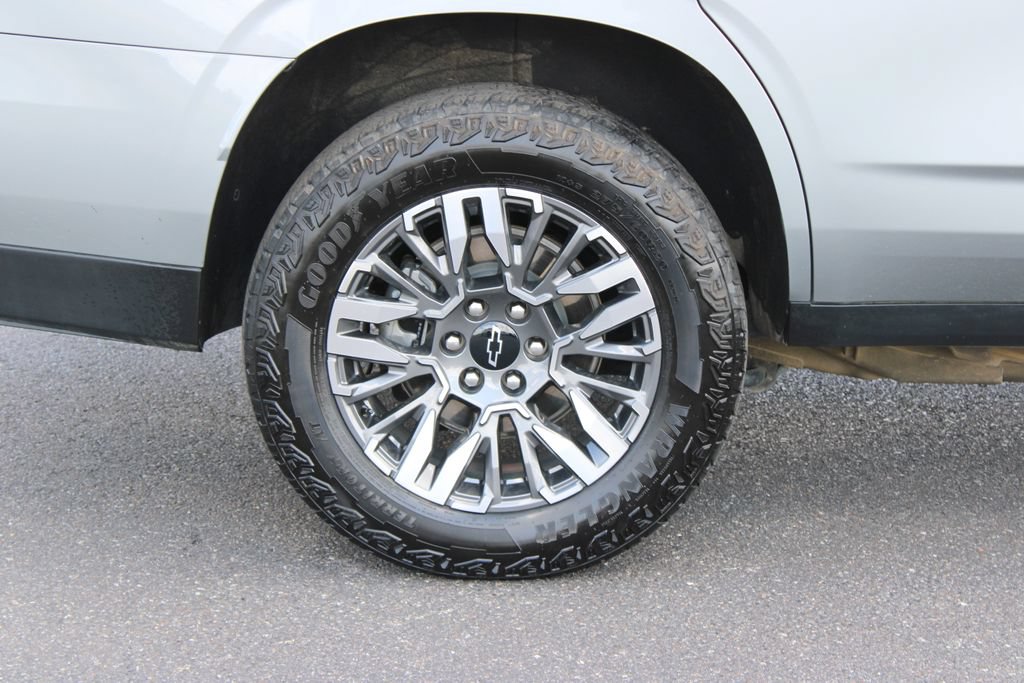 Used 2025 Chevrolet Tahoe Z71 w/ Comfort Package AWD/4WD image 13