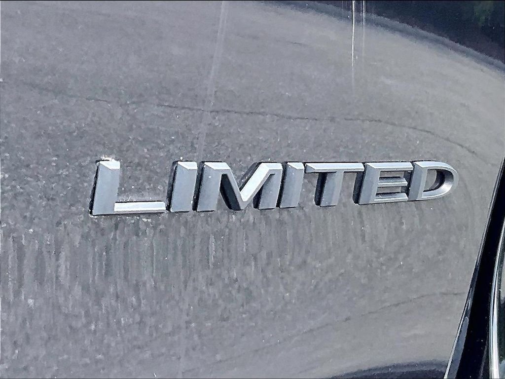 Used 2025 Chrysler Pacifica Limited FWD image 30