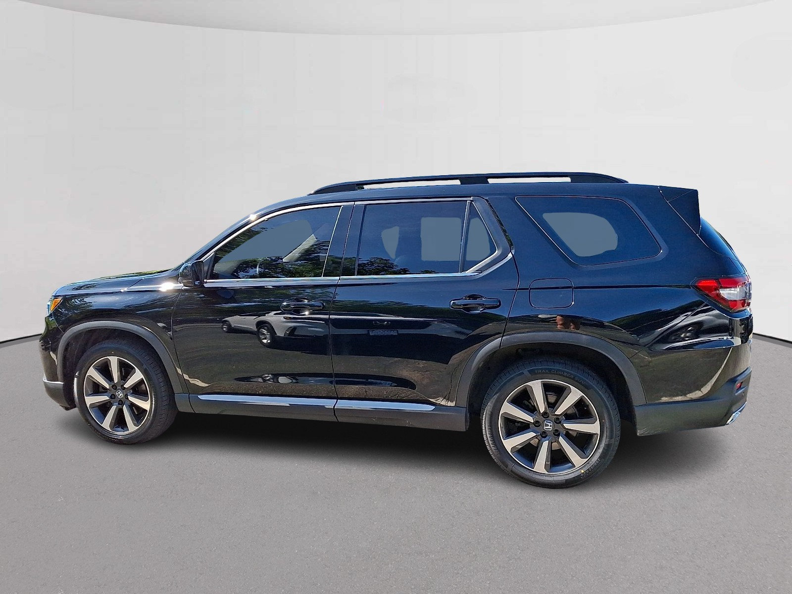 Certified 2025 Honda Pilot Touring image 6