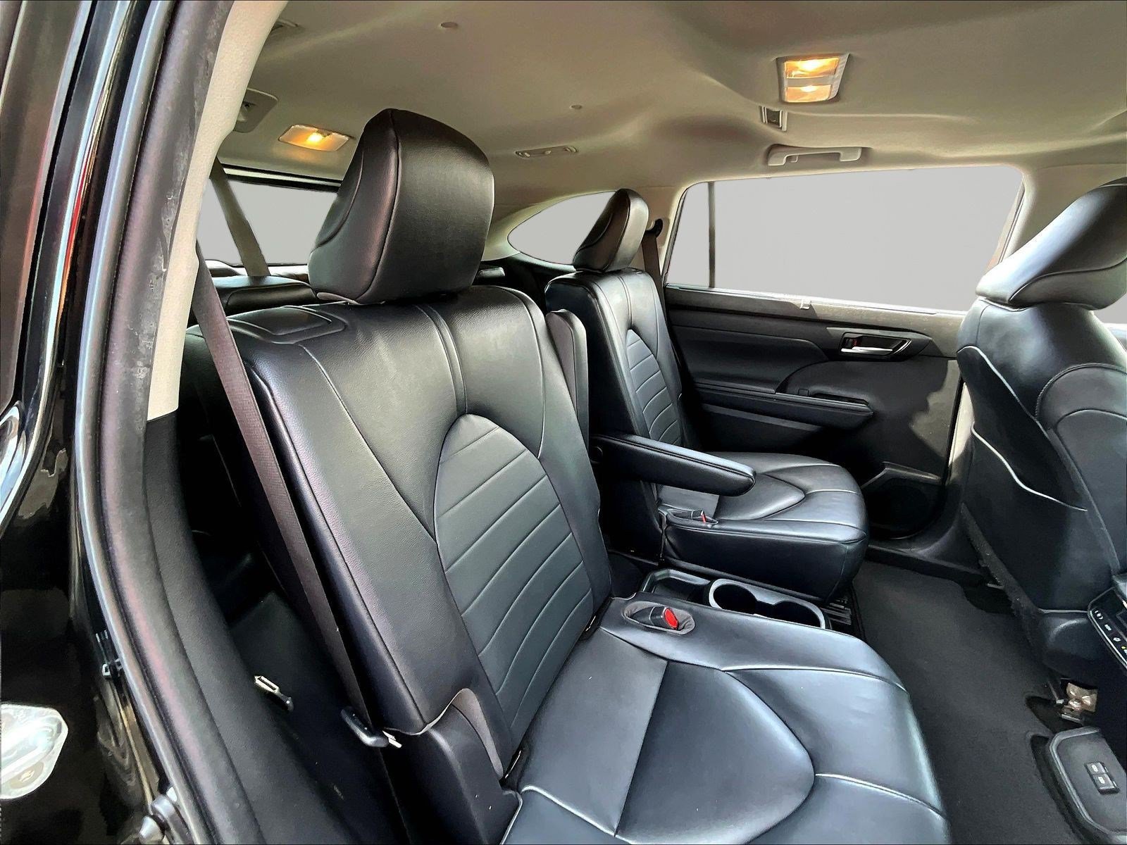 Used 2023 Toyota Highlander XLE AWD/4WD image 25