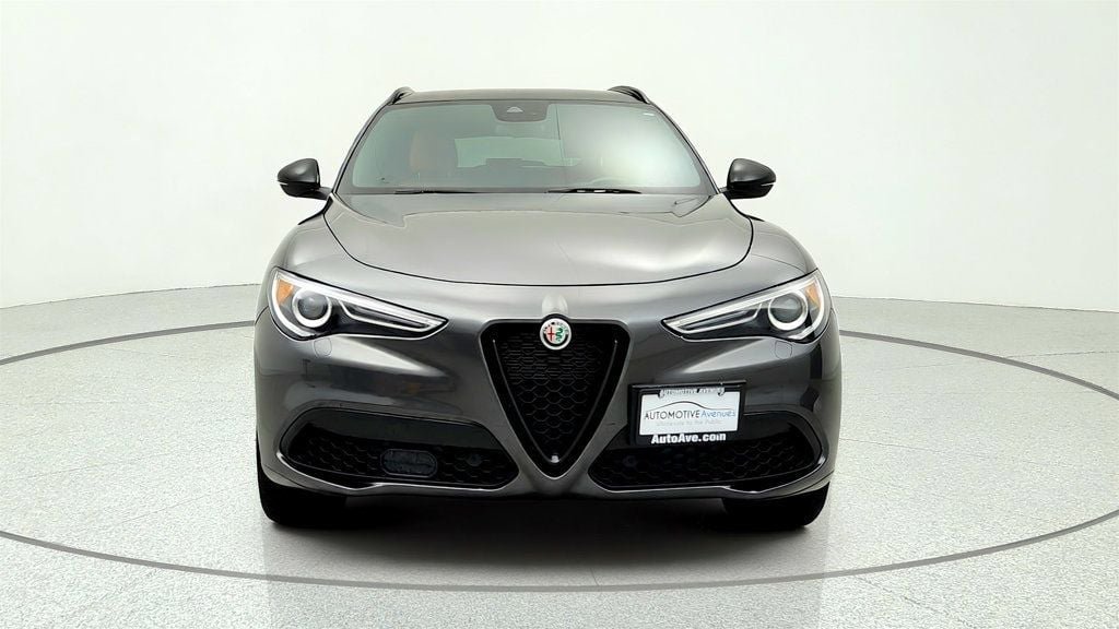 Used 2022 Alfa Romeo Stelvio Veloce AWD/4WD image 2