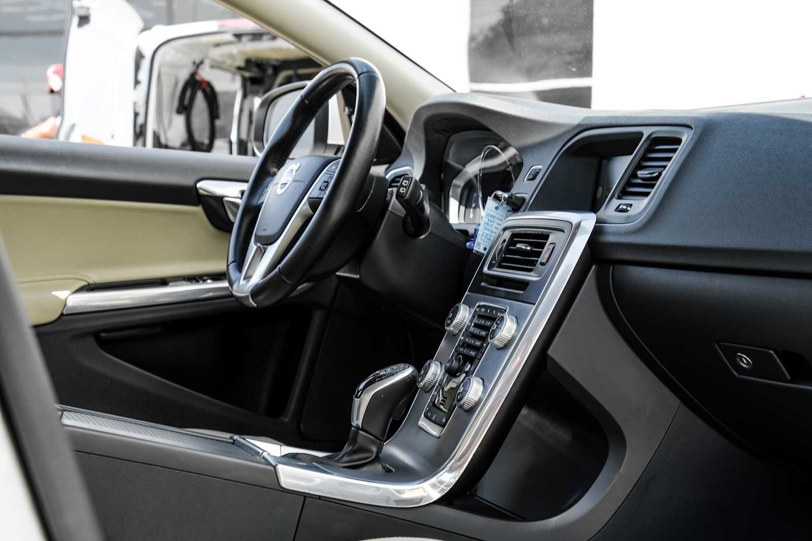 Used 2017 Volvo V60 T5 Premier w/ Convenience Package image 25