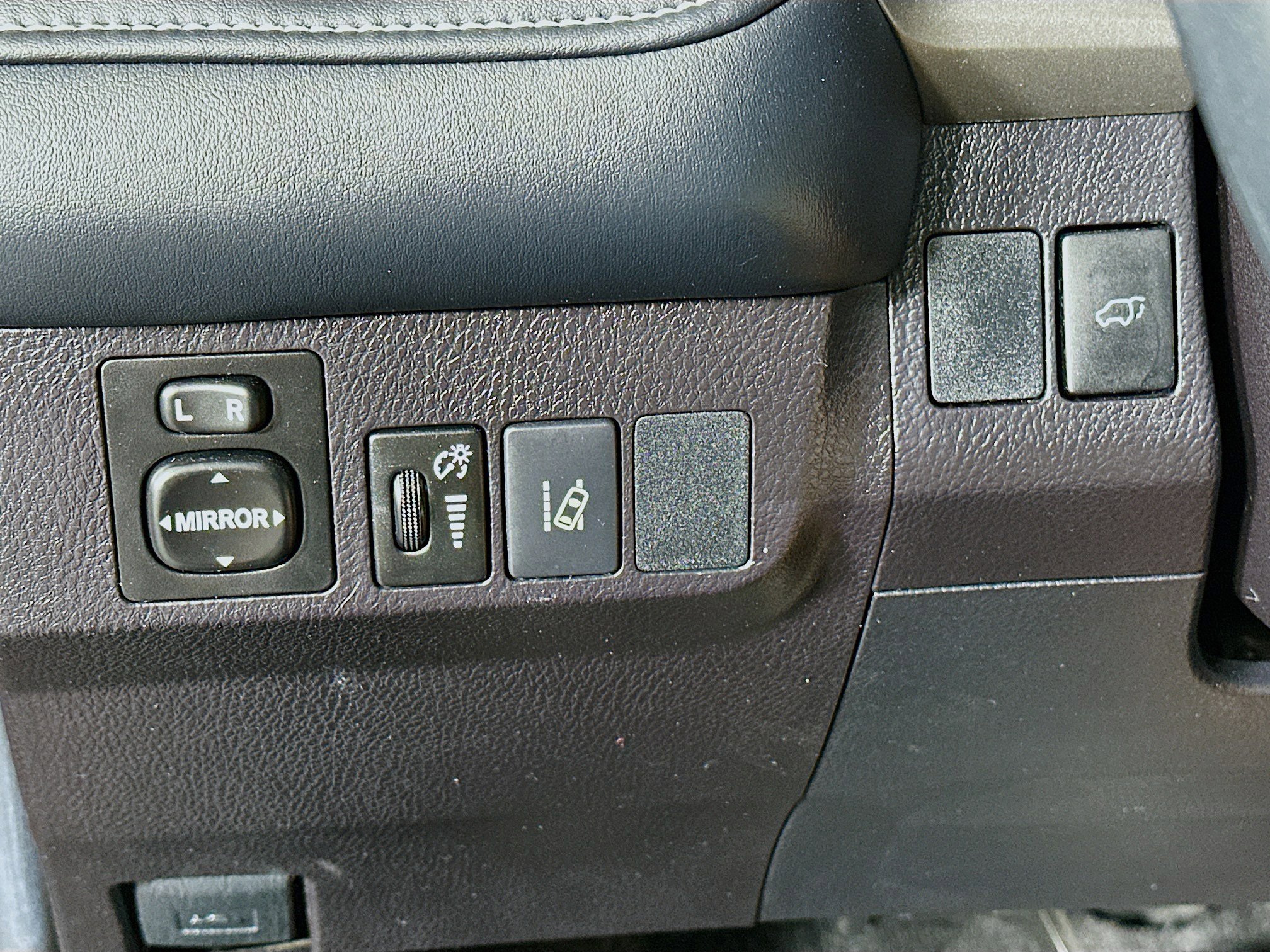 Used 2018 Toyota RAV4 XLE FWD image 17