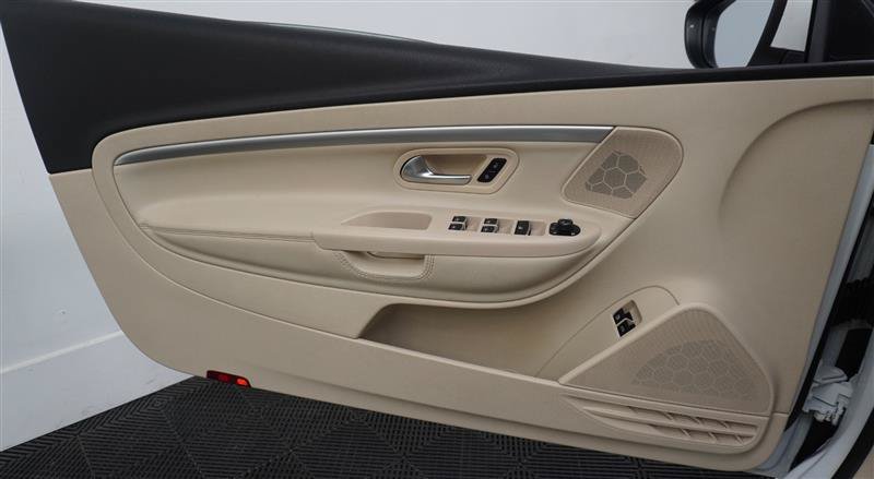 Used 2015 Volkswagen Eos Komfort FWD image 31