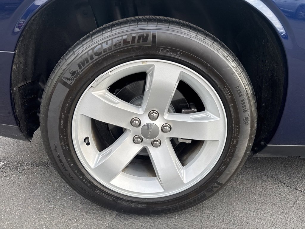 Used 2014 Dodge Challenger SXT image 9