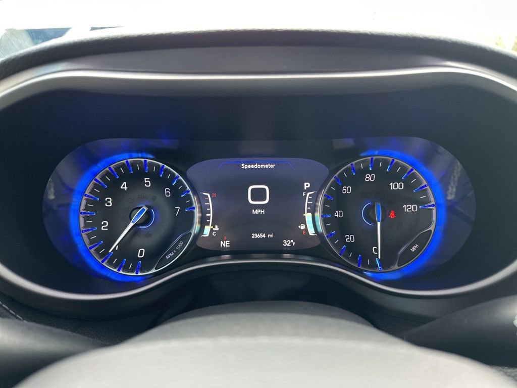 Used 2024 Chrysler Pacifica Touring-L image 27