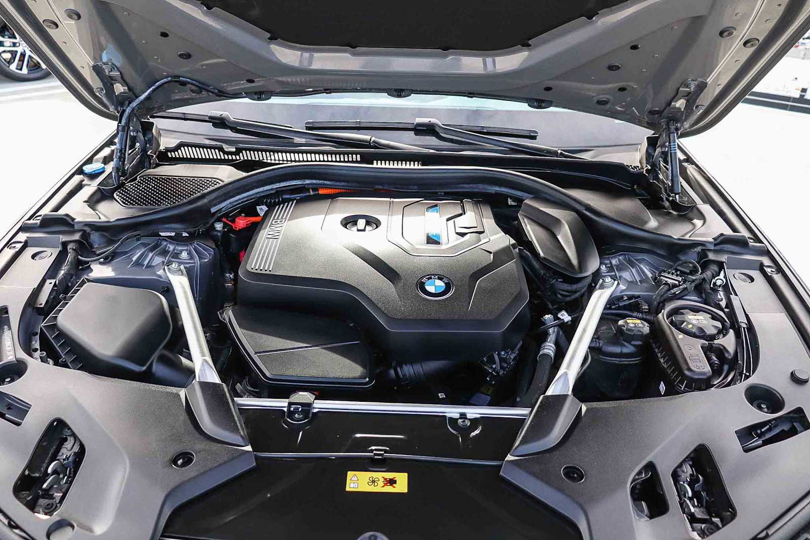 Used 2022 BMW 530e w/ M Sport Package image 40