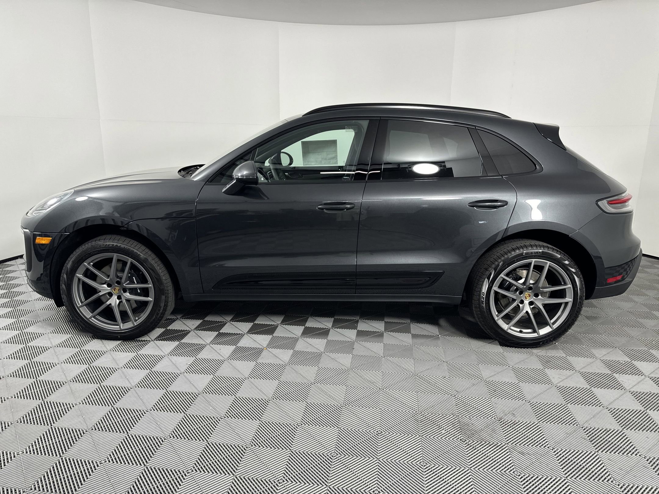Certified 2025 Porsche Macan image 2
