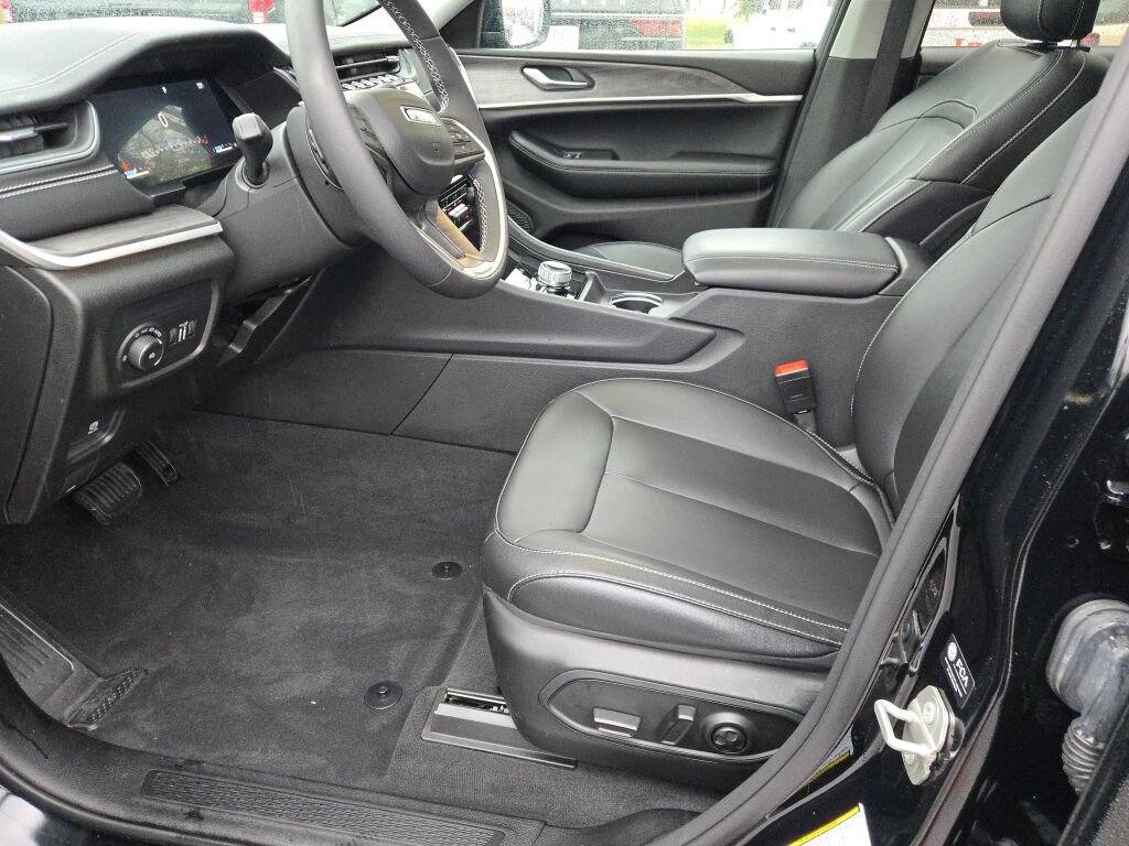 Used 2024 Jeep Grand Cherokee Limited w/ Black Appearance Package AWD/4WD image 24