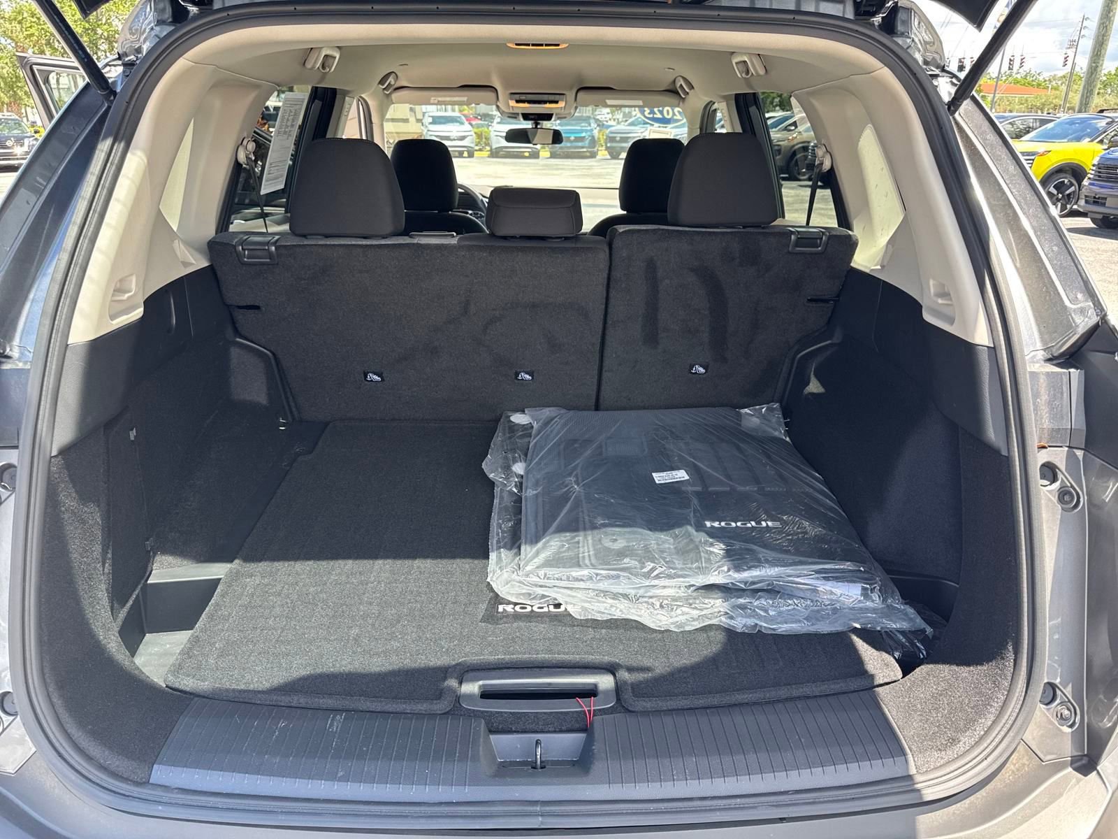 Certified 2023 Nissan Rogue SV image 24