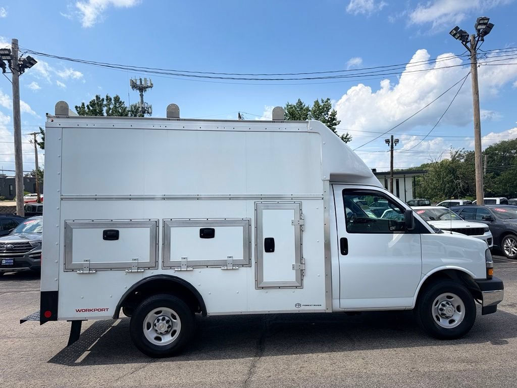 Used 2025 Chevrolet Express 3500 w/ Power Convenience Package RWD image 8