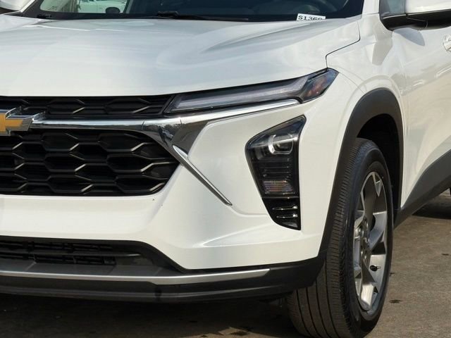 Used 2025 Chevrolet Trax LT FWD image 11