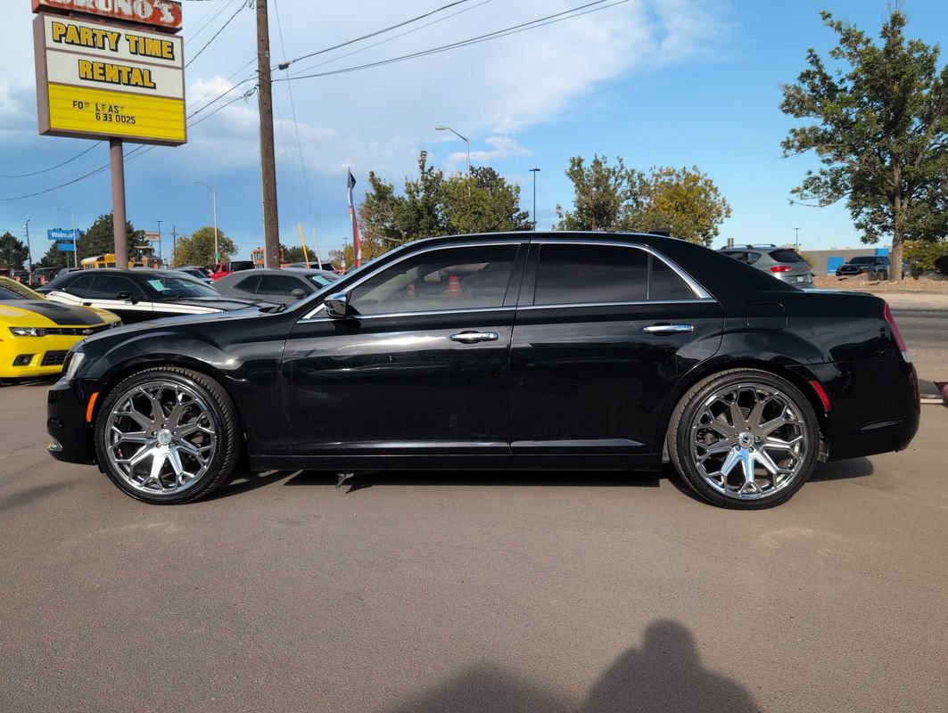 Used 2017 Chrysler 300 C RWD image 4