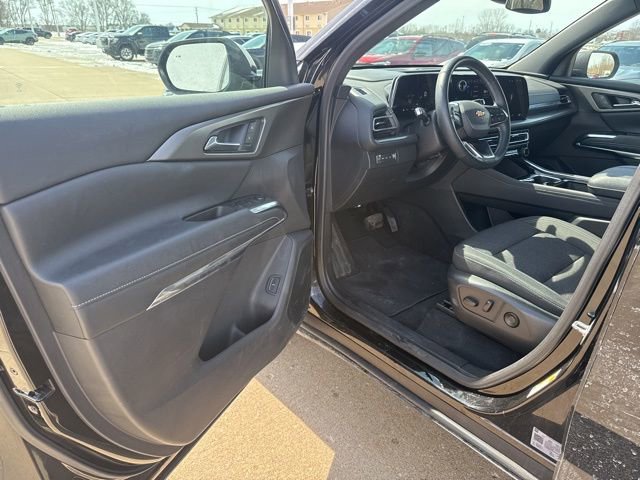 Used 2025 Chevrolet Traverse LT image 8