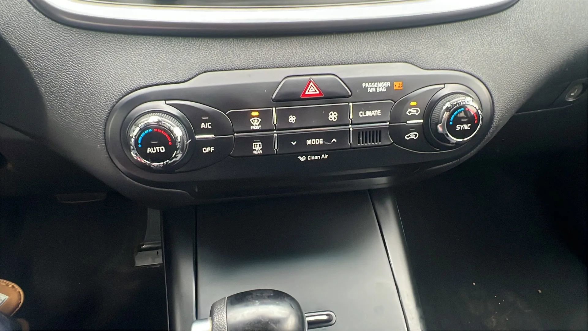 Used 2018 Kia Sorento LX image 19