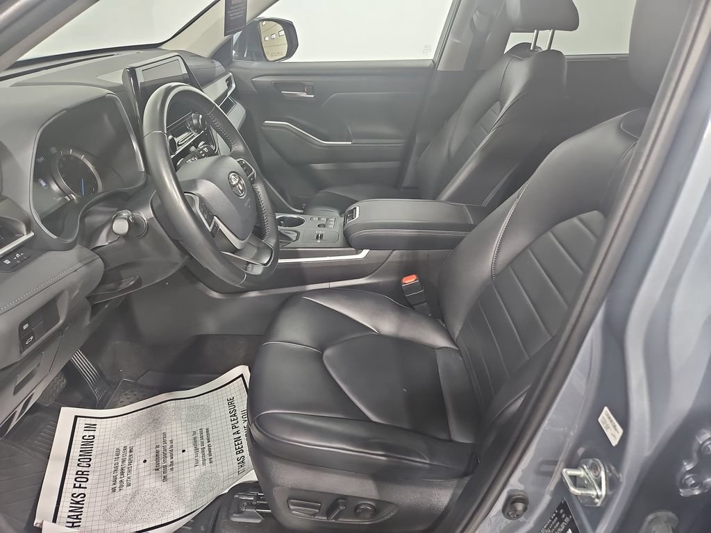 Used 2023 Toyota Highlander XLE AWD/4WD image 10