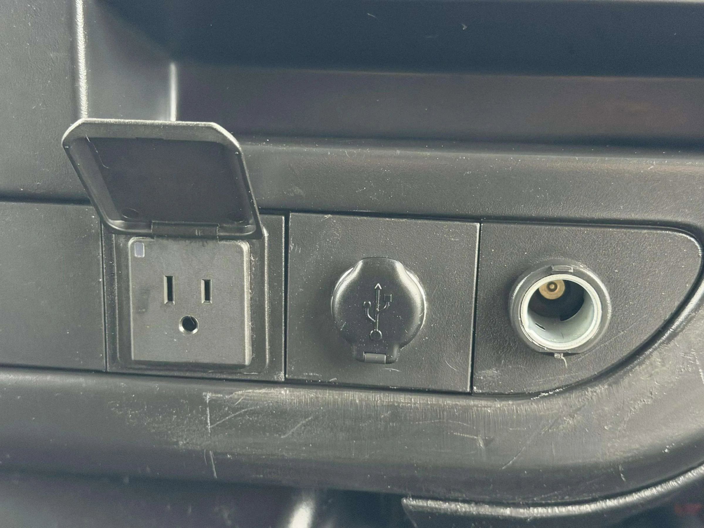 Used 2018 Chevrolet Express 3500 w/ Driver Convenience Package image 15