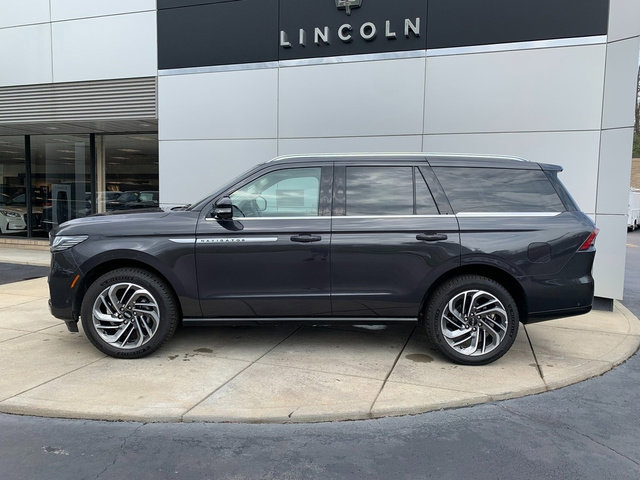 Certified 2025 Lincoln Navigator Reserve image 2