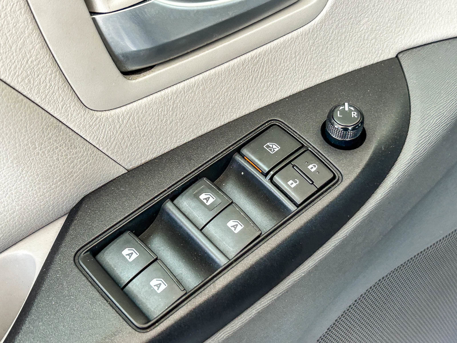 Used 2019 Toyota Sienna LE w/ Carpet Mat Package FWD image 26