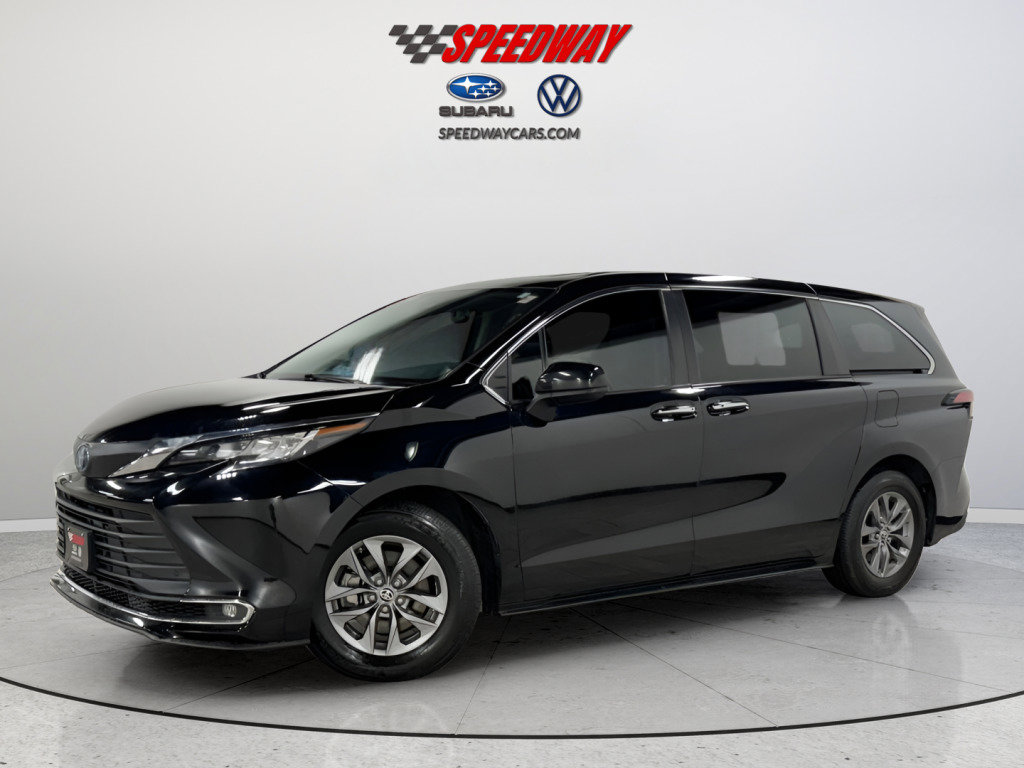 Used 2021 Toyota Sienna XLE image 3