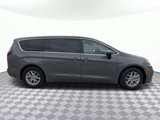 Used 2023 Chrysler Pacifica Touring-L FWD image 3