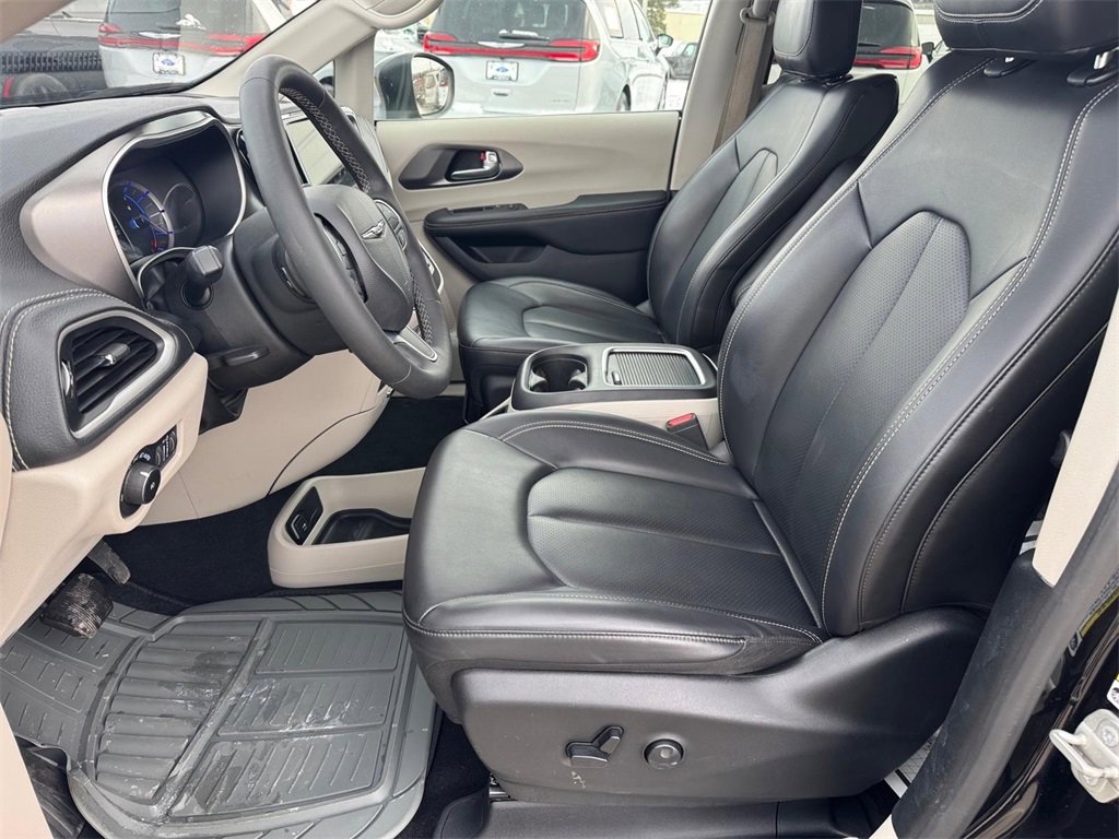 Used 2023 Chrysler Pacifica Touring-L image 9
