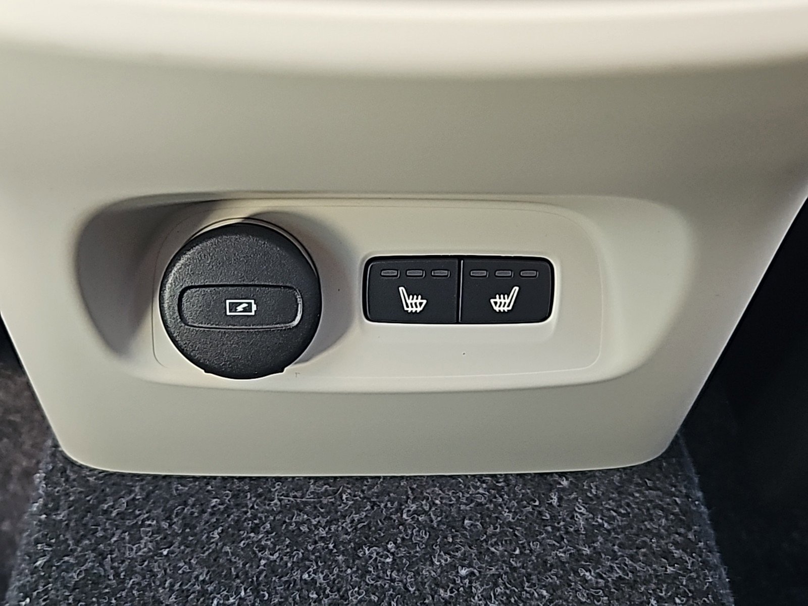 New 2025 Volvo XC40 B5 Plus w/ Protection Package Premier image 12