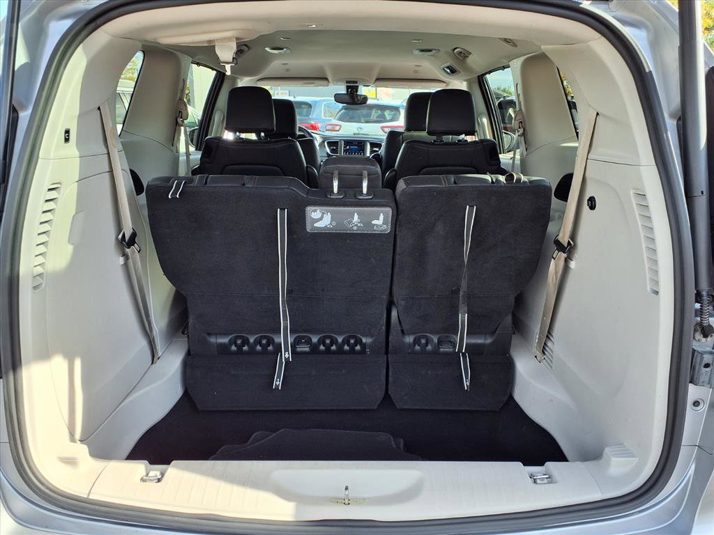 Used 2020 Chrysler Pacifica Touring-L image 11