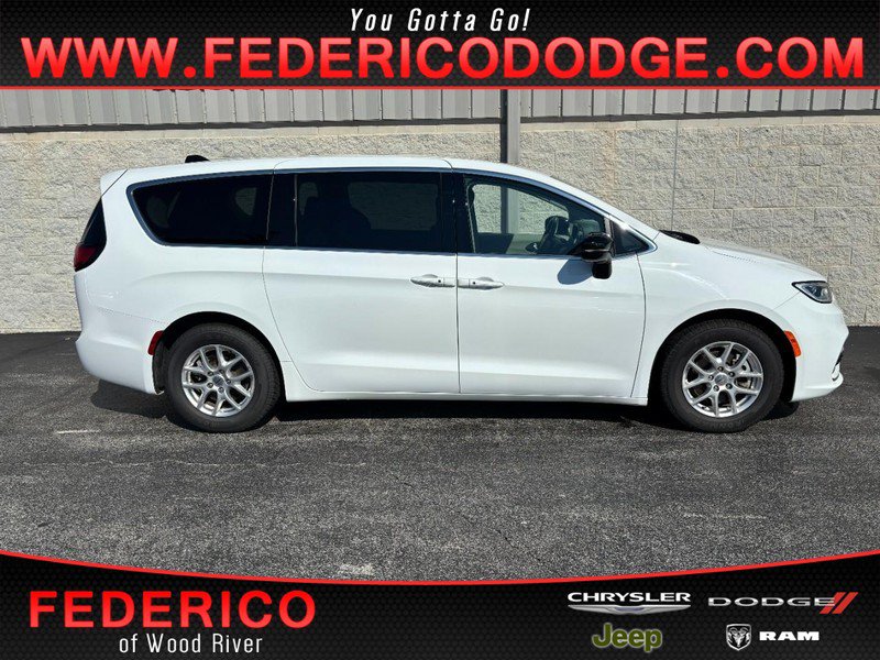 Used 2024 Chrysler Pacifica Touring-L FWD image 1
