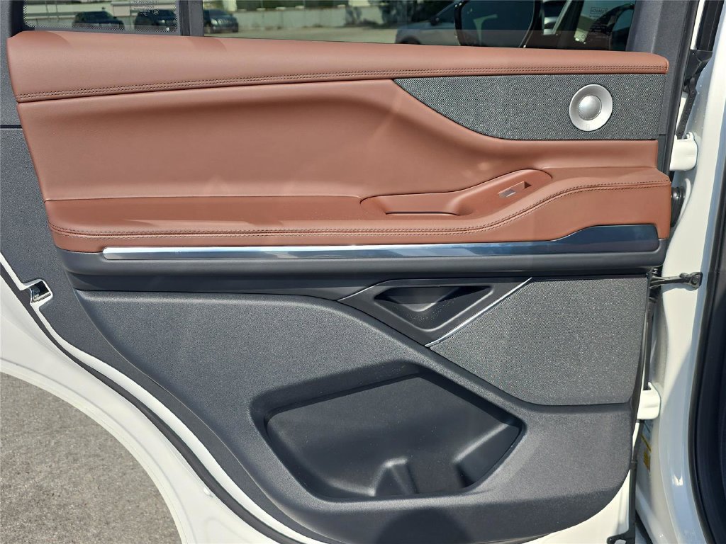 New 2026 Lincoln Navigator Reserve AWD/4WD image 11