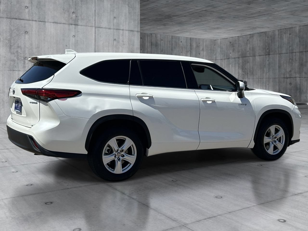Used 2021 Toyota Highlander LE FWD image 5