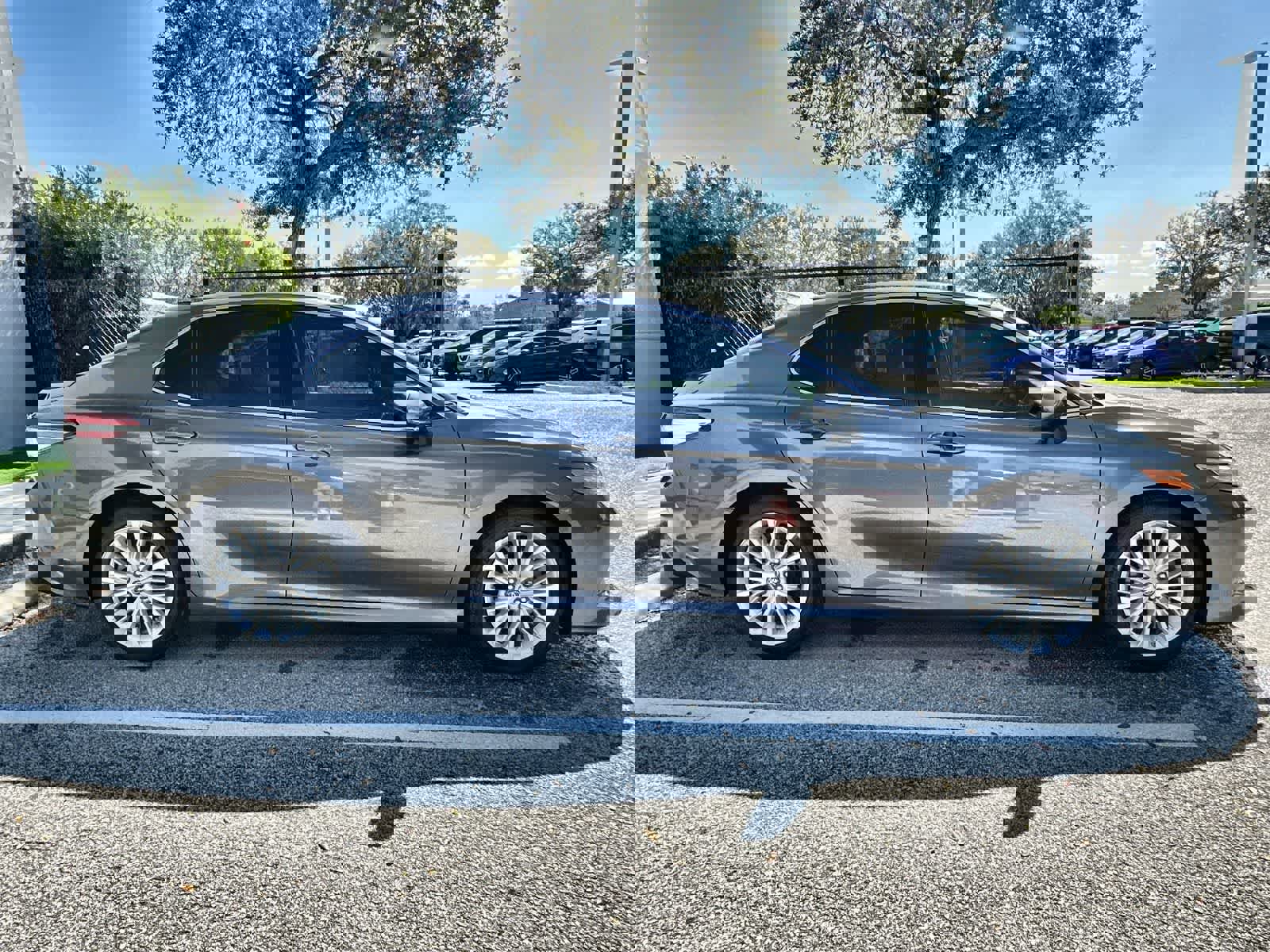 Used 2019 Toyota Camry XLE image 10