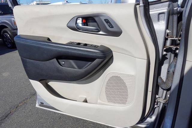 Used 2021 Chrysler Pacifica Touring-L image 21