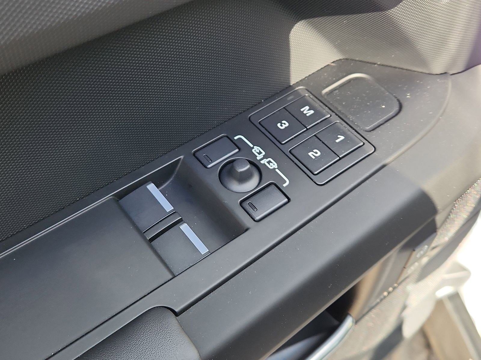 Used 2025 Land Rover Defender 90 S image 8