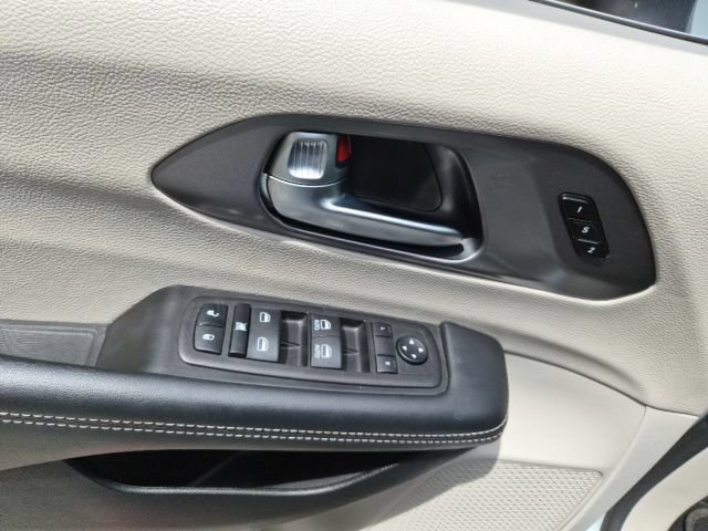 Used 2023 Chrysler Pacifica Touring-L FWD image 16