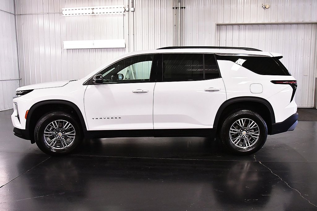 Used 2025 Chevrolet Traverse LT image 4