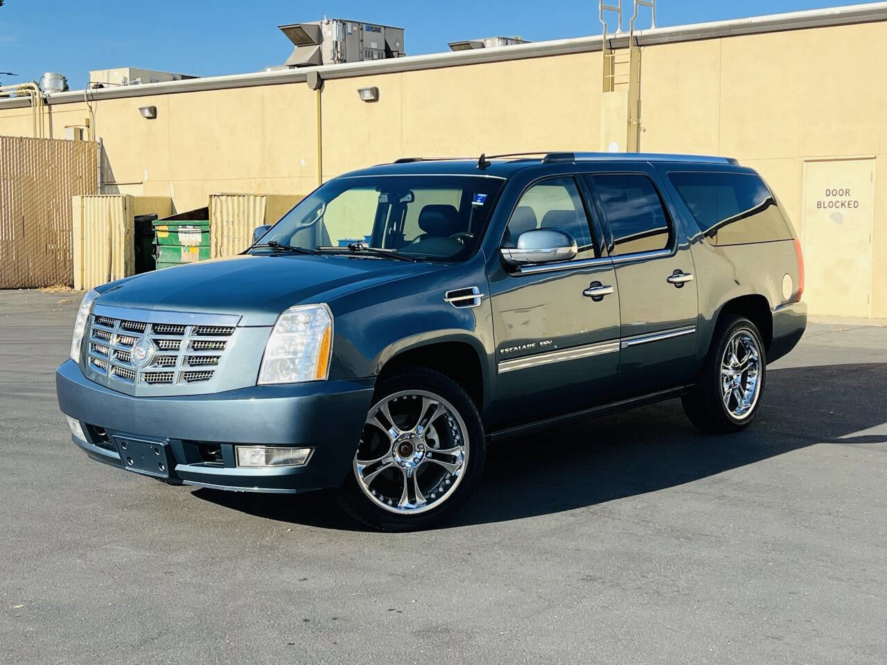 Used 2010 Cadillac Escalade ESV Premium image 4