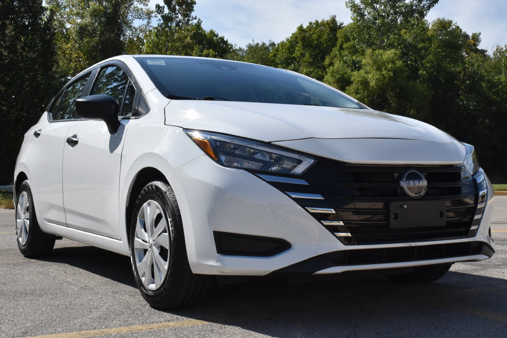 Used 2025 Nissan Versa S FWD image 2