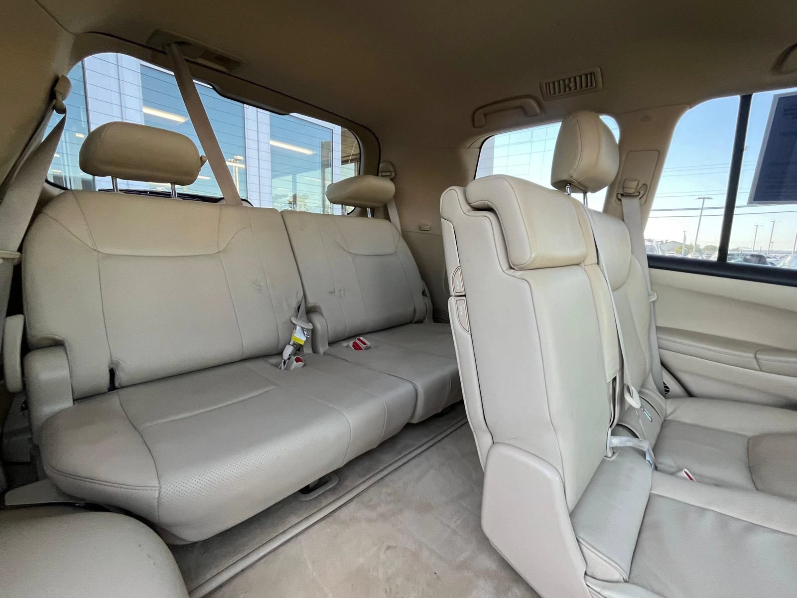 Used 2011 Lexus LX 570 4WD w/ Luxury Pkg image 37