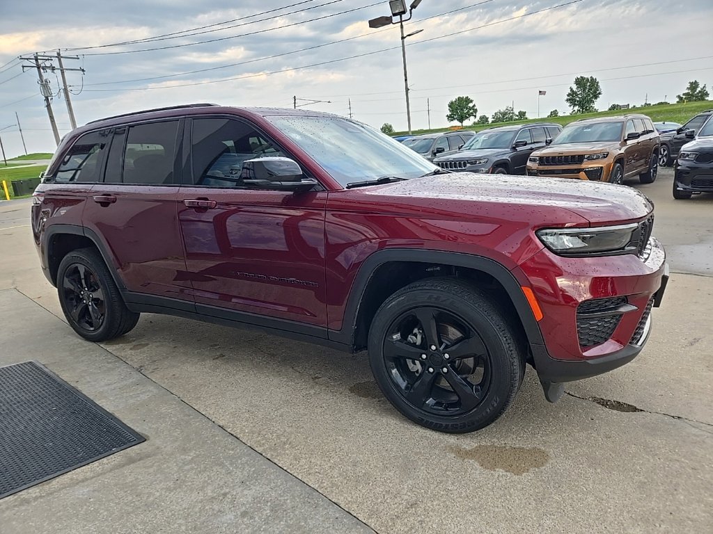 Used 2023 Jeep Grand Cherokee Altitude AWD/4WD image 12