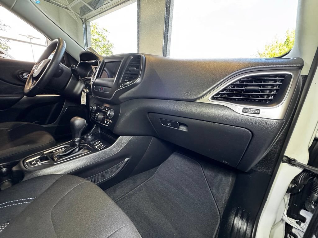 Used 2019 Jeep Cherokee Latitude w/ Popular Appearance Group AWD/4WD image 49