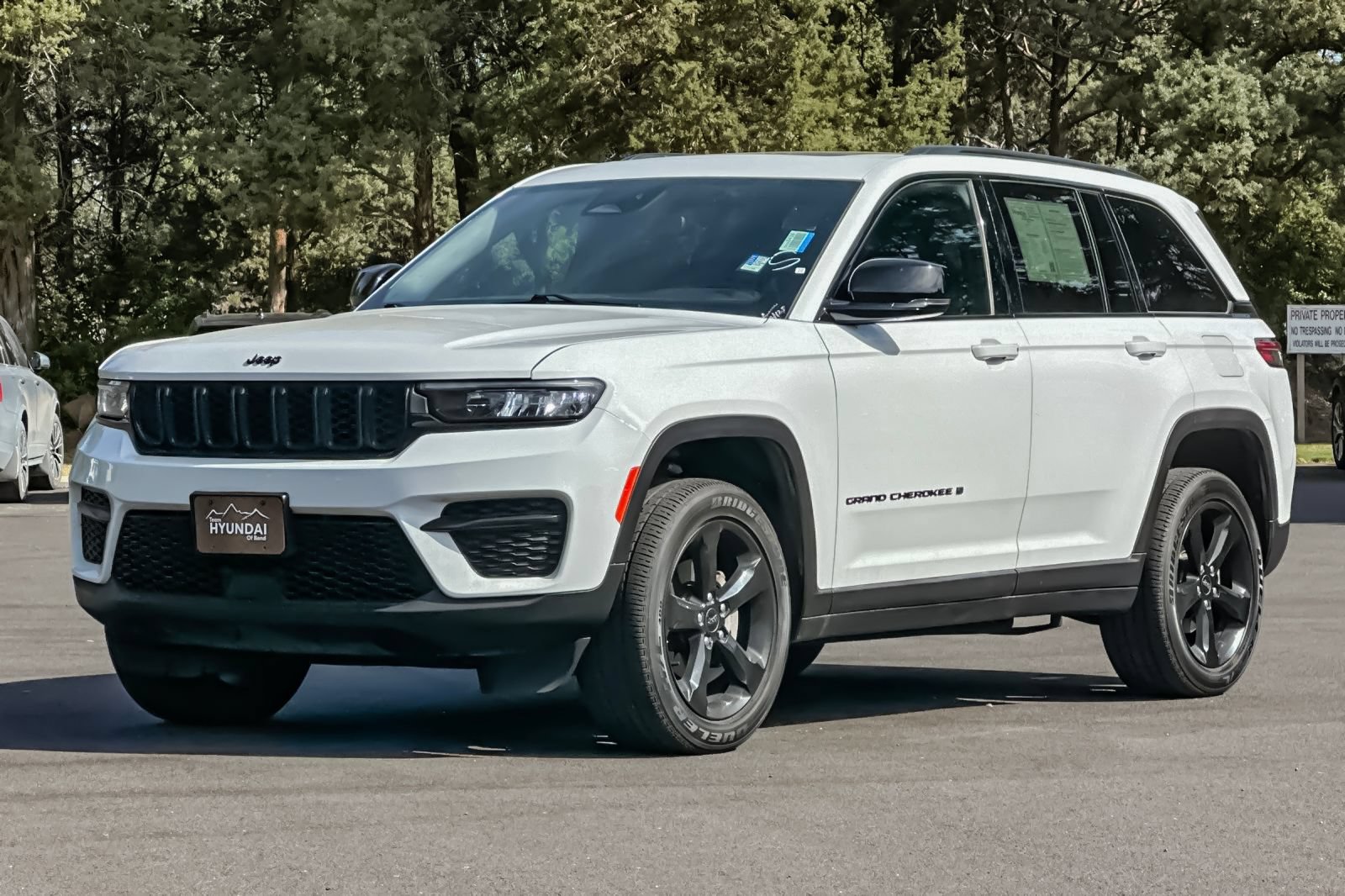 Used 2023 Jeep Grand Cherokee Altitude AWD/4WD image 9