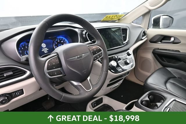 Used 2023 Chrysler Pacifica Touring-L FWD image 17