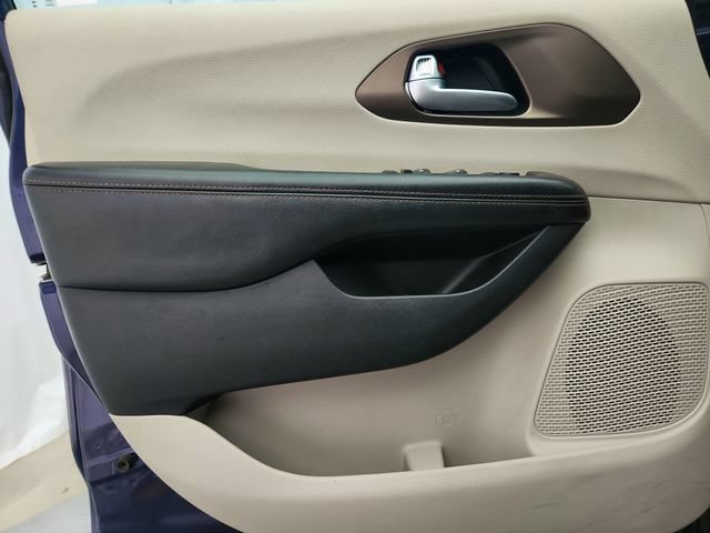 Used 2019 Chrysler Pacifica Touring-L FWD image 21