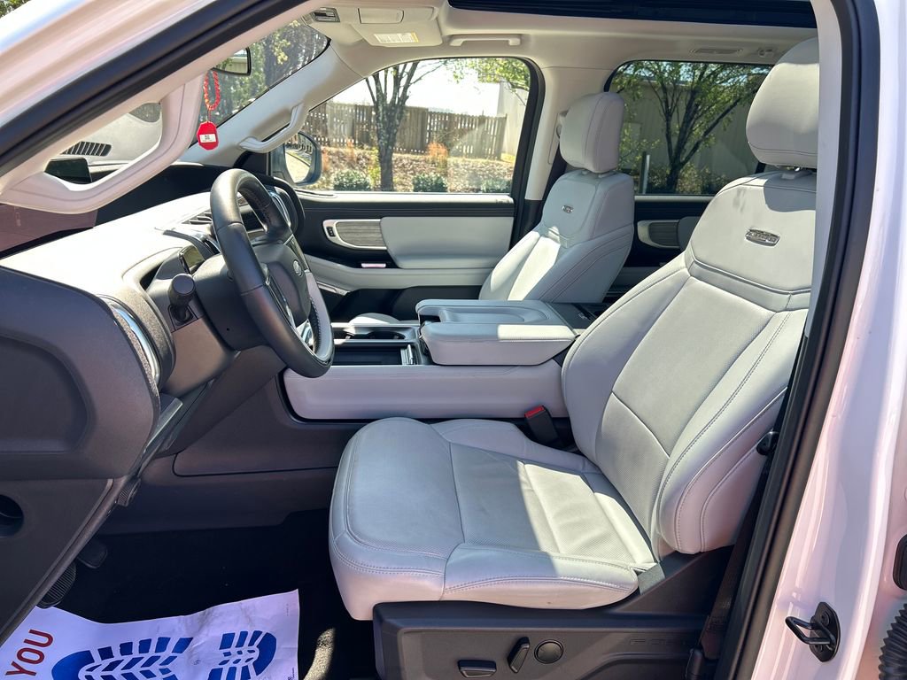 Used 2025 Ford Expedition Platinum image 11