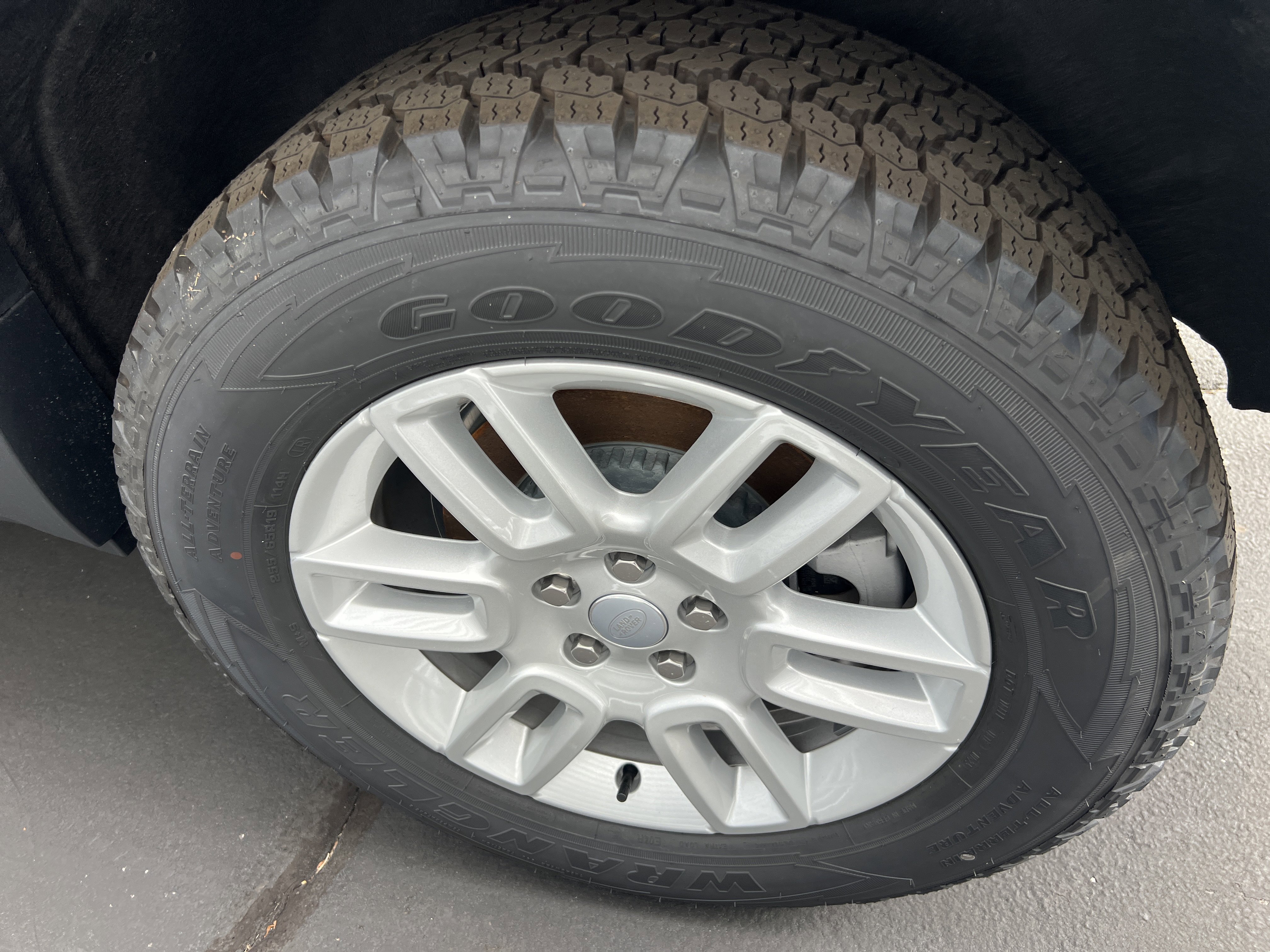 New 2025 Land Rover Defender 90 S image 9