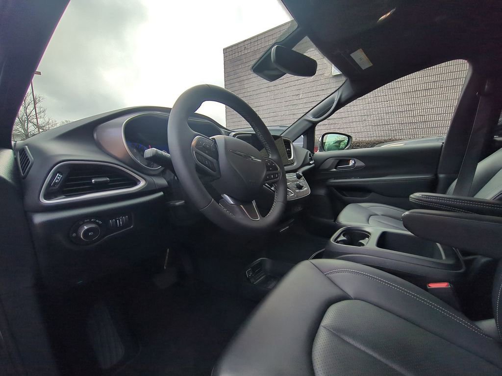 Used 2025 Chrysler Pacifica Select image 15