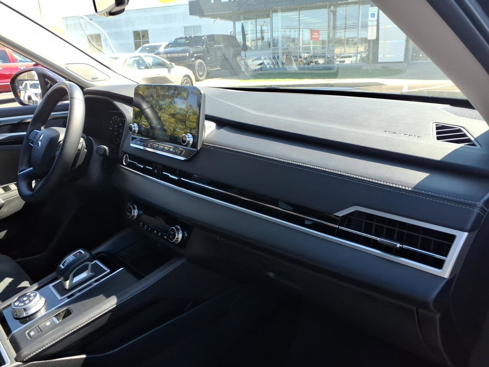 Used 2023 Mitsubishi Outlander SE image 10