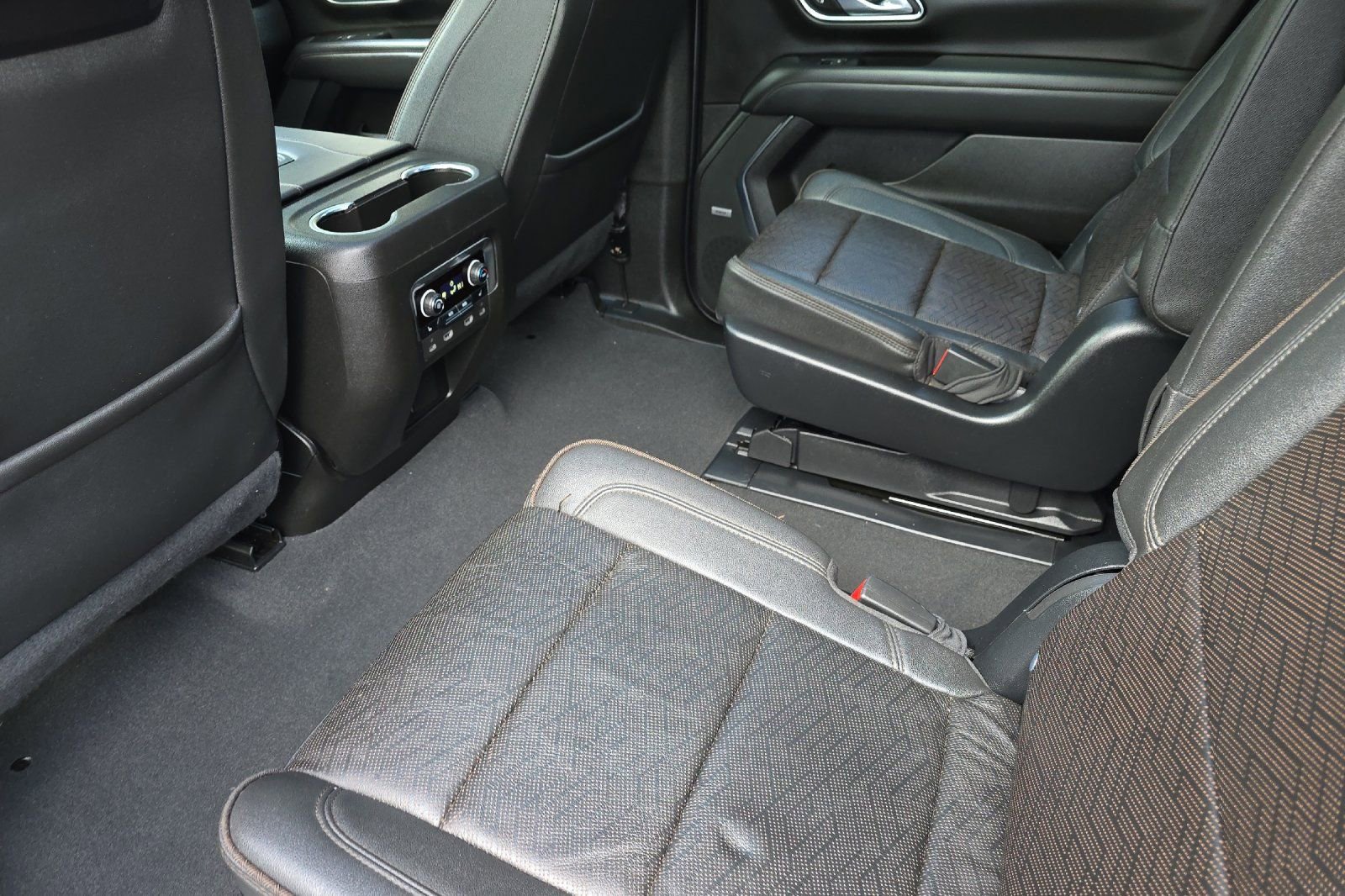 Used 2023 Chevrolet Suburban High Country w/ Advanced Technology Package AWD/4WD image 12