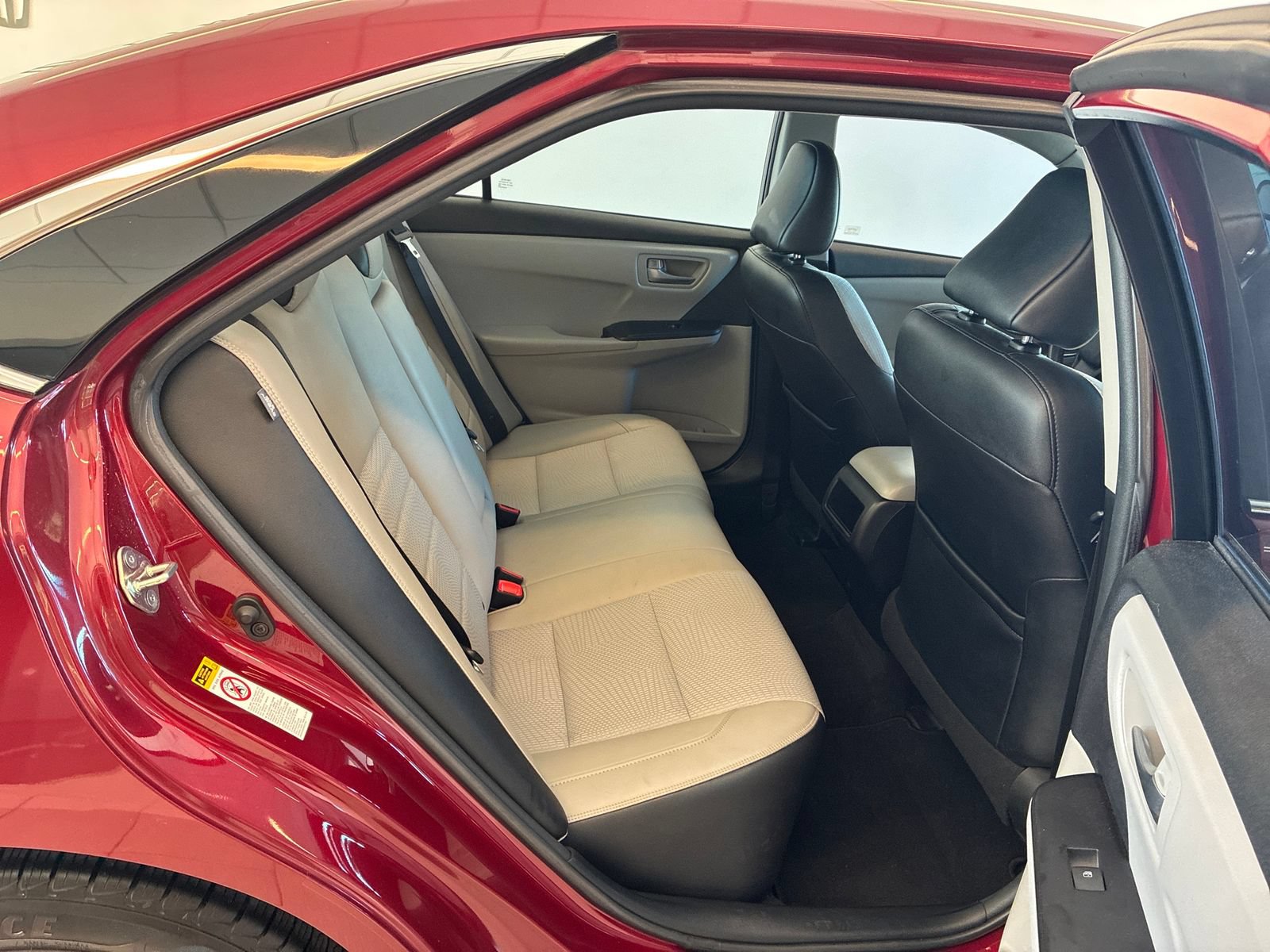 Used 2017 Toyota Camry SE w/ Moonroof Package FWD image 9